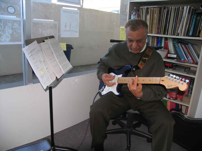joe castan redondo guitar school student in a guitar lesson with instructor mark fitchett